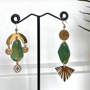 Boucles d'oreilles asymétriques papier Népalais marbré vert