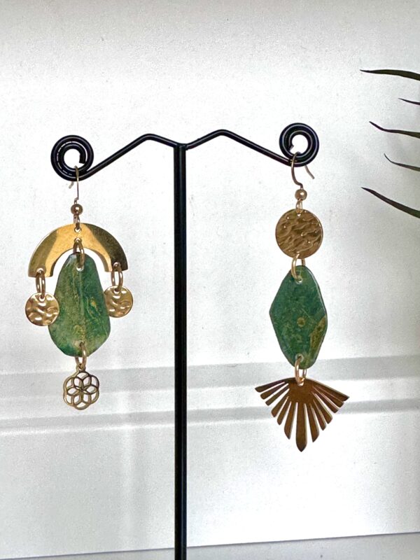 Boucles d'oreilles asymétriques papier Népalais marbré vert