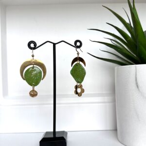 Boucles d'oreilles demi lune papier Népalais floral vert et acier