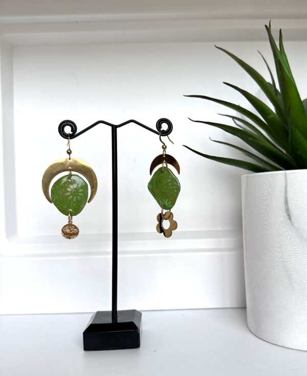 Boucles d'oreilles demi lune papier Népalais floral vert et acier