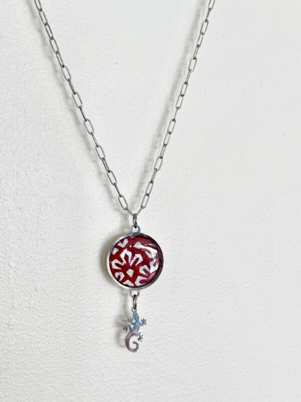 Collier Gecko en acier couleur argent médaillon  papaier Népalais