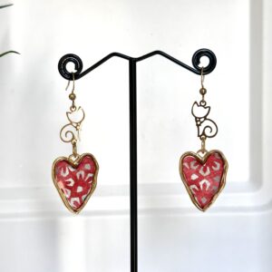 Boucles d'oreilles  coeur vintage papier Népalais rose résiné