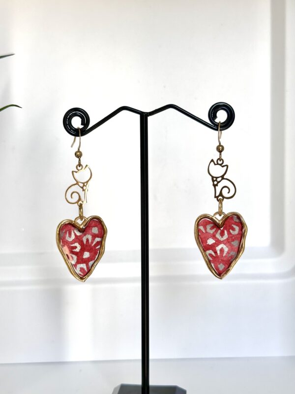 Boucles d'oreilles  coeur vintage papier Népalais rose résiné