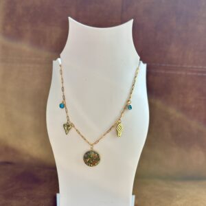 collier maille rectangle et breloques