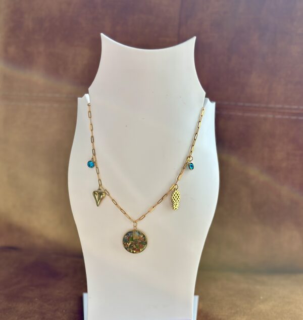 collier maille rectangle et breloques