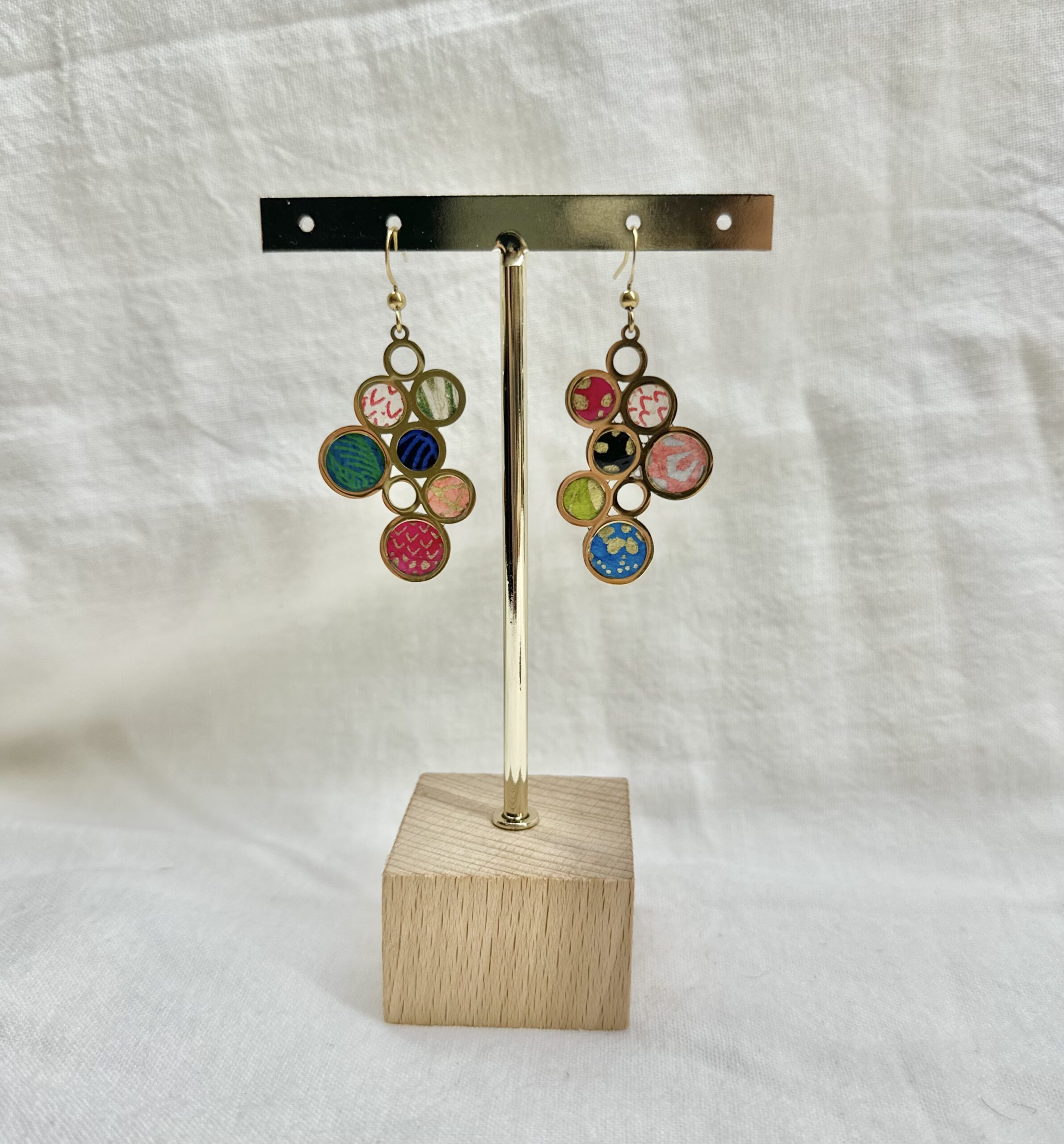 Boucles d'oreille acier et papier Népalais.