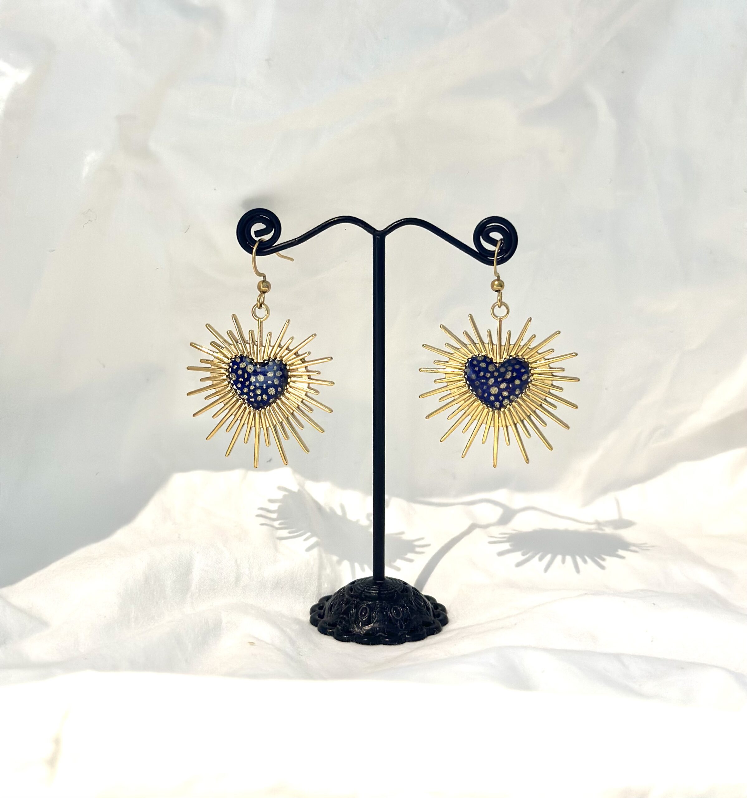 Booucles d'oreilles coeur Soleil bleues à pois dorées