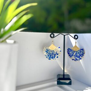 Boucles d'oreilles dorées Feuilles bleues résiné.