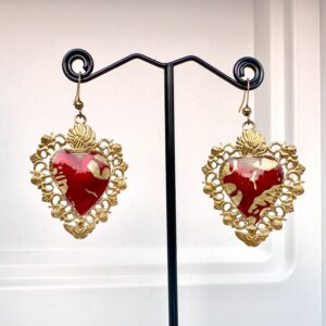 Boucles d'oreilles dorées baroque coeur rouge