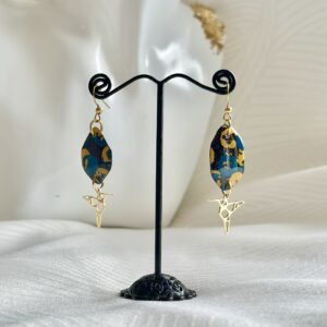 Boucles d'oreilles asymétriques jaunes et bleues