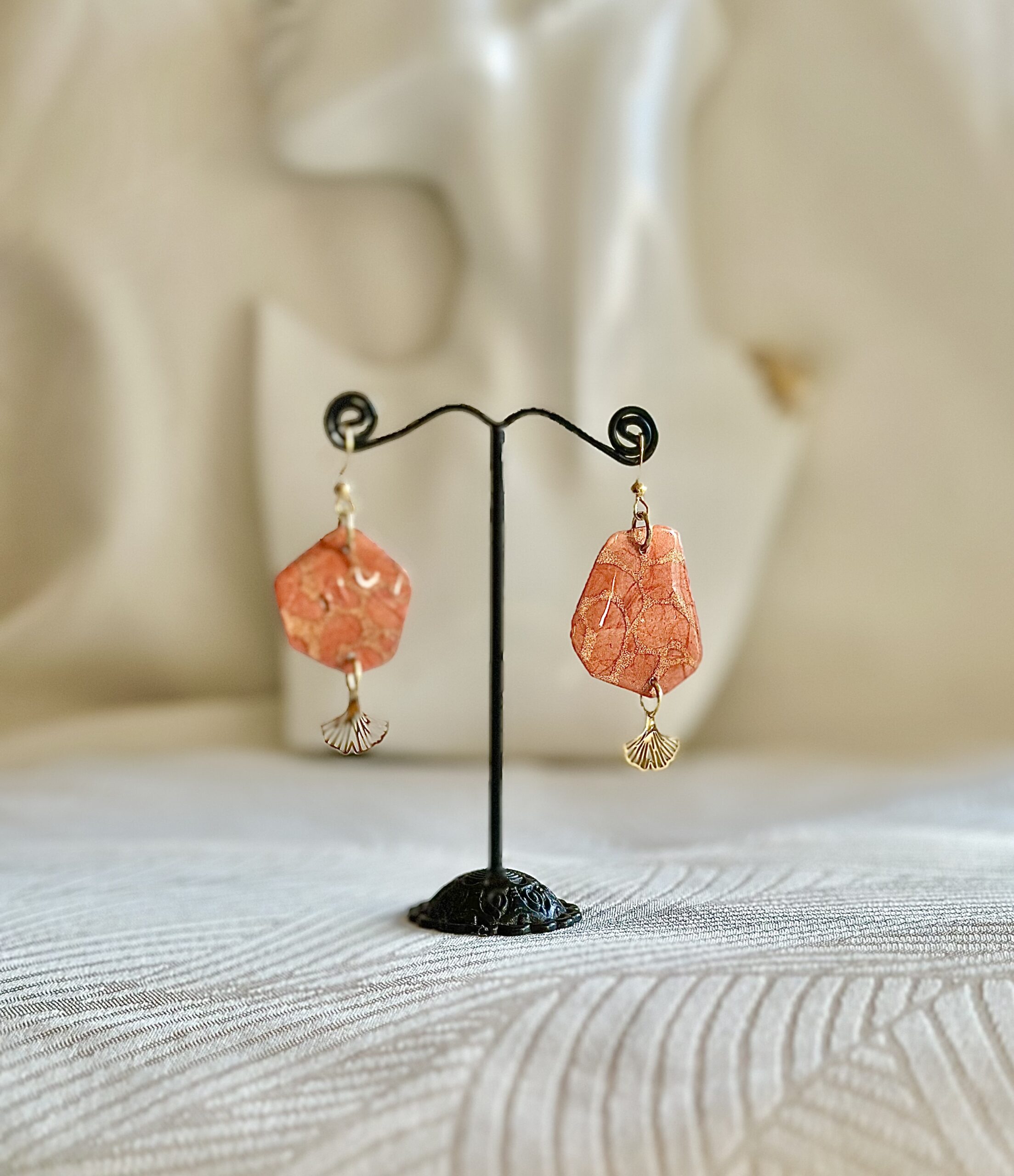 Boucles d'oreilles asymétriques Roses