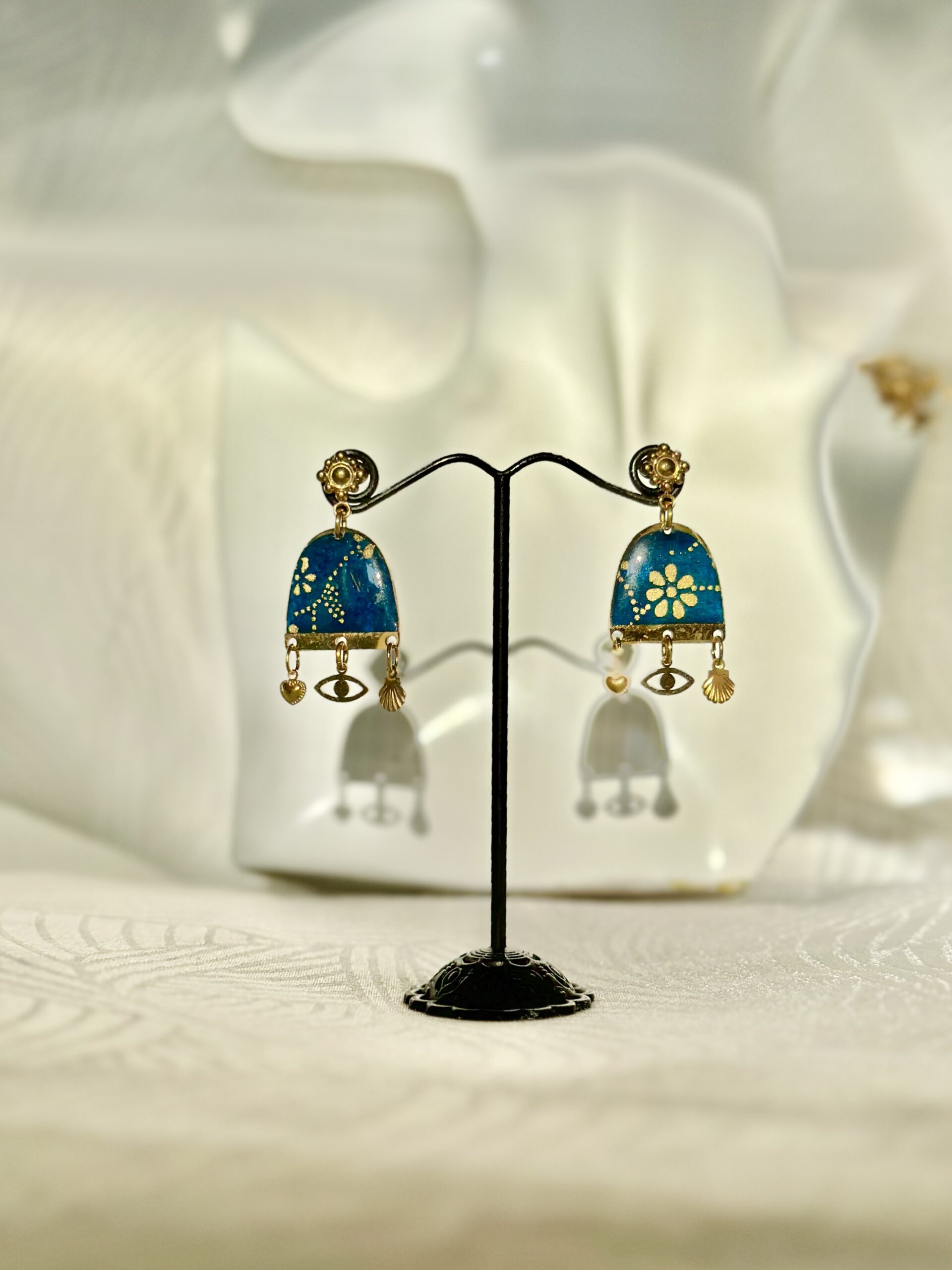 Boucles d'oreilles pendantes bleues et or et breloques
