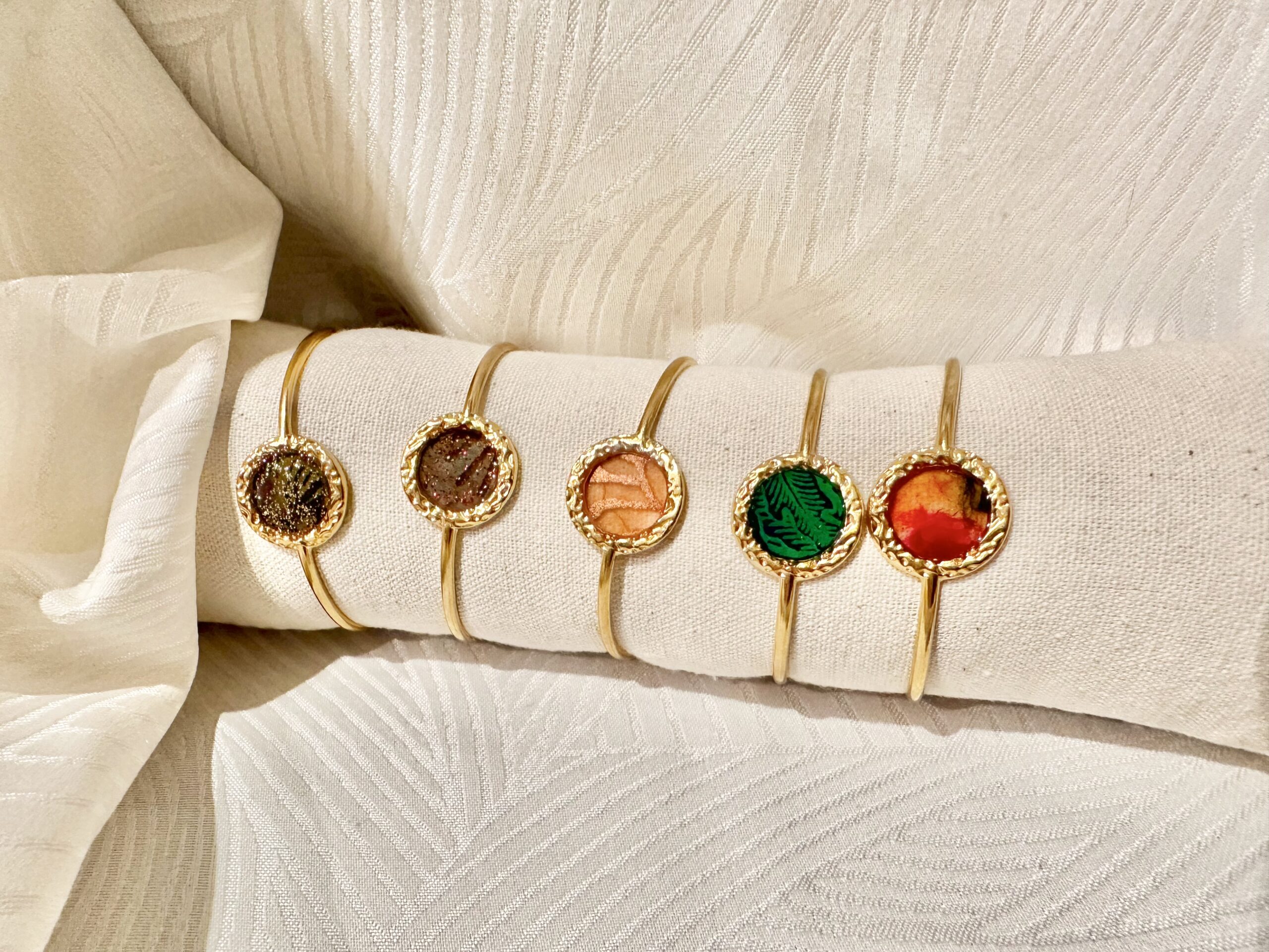 Bracelets Joncs ajustables Acier doré décor papier Népalais