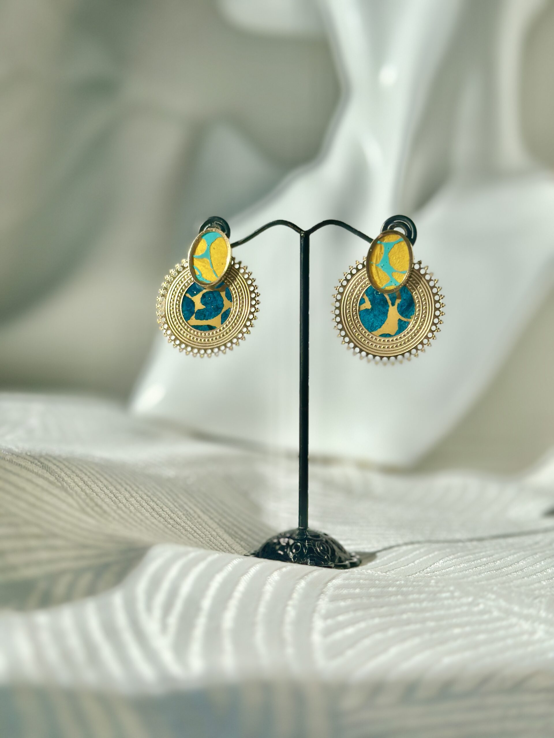 Boucles d'oreilles Rondes acier et papier Népalais résiné