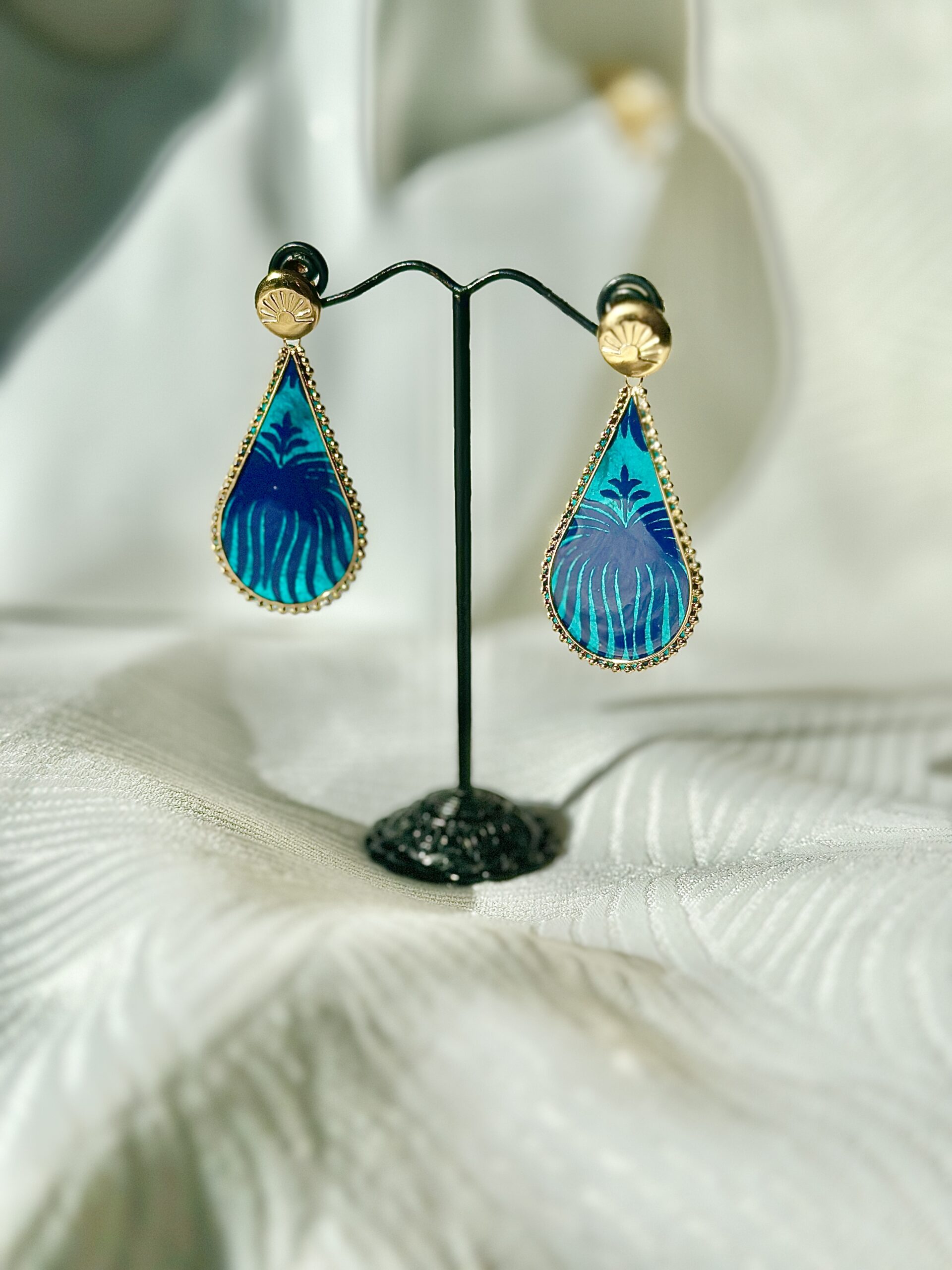 Boucles d'oreilles goutte dorées papier Népalais bleu