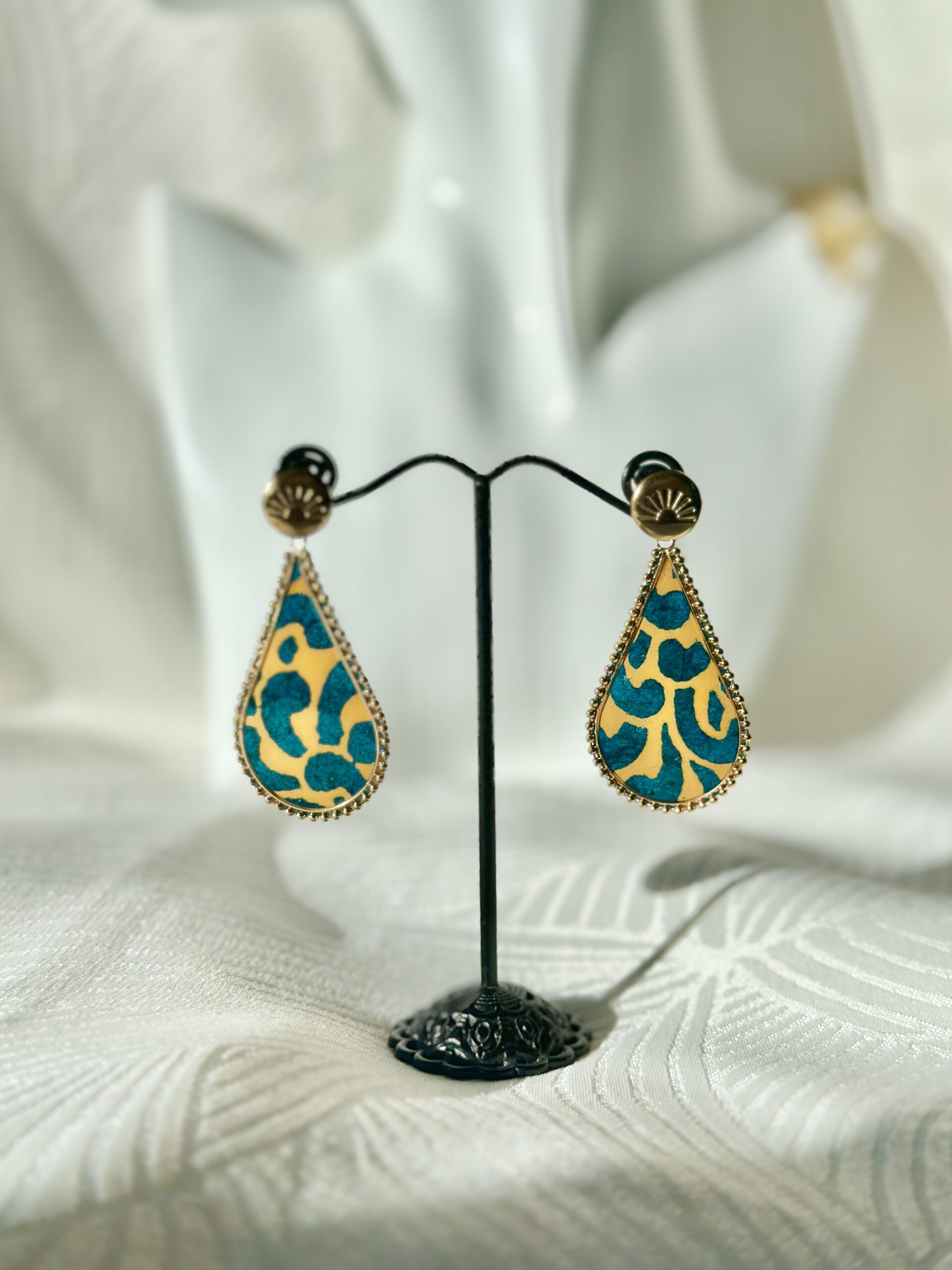 Boucles d'oreilles goutte dorées papier Népalais