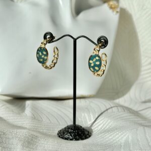 Boucles d'oreilles créoles en acier doré et papier népalais bleu résiné