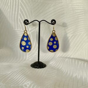 Boucles d'oreilles goutte dorées papier Népalais Bleu à pois