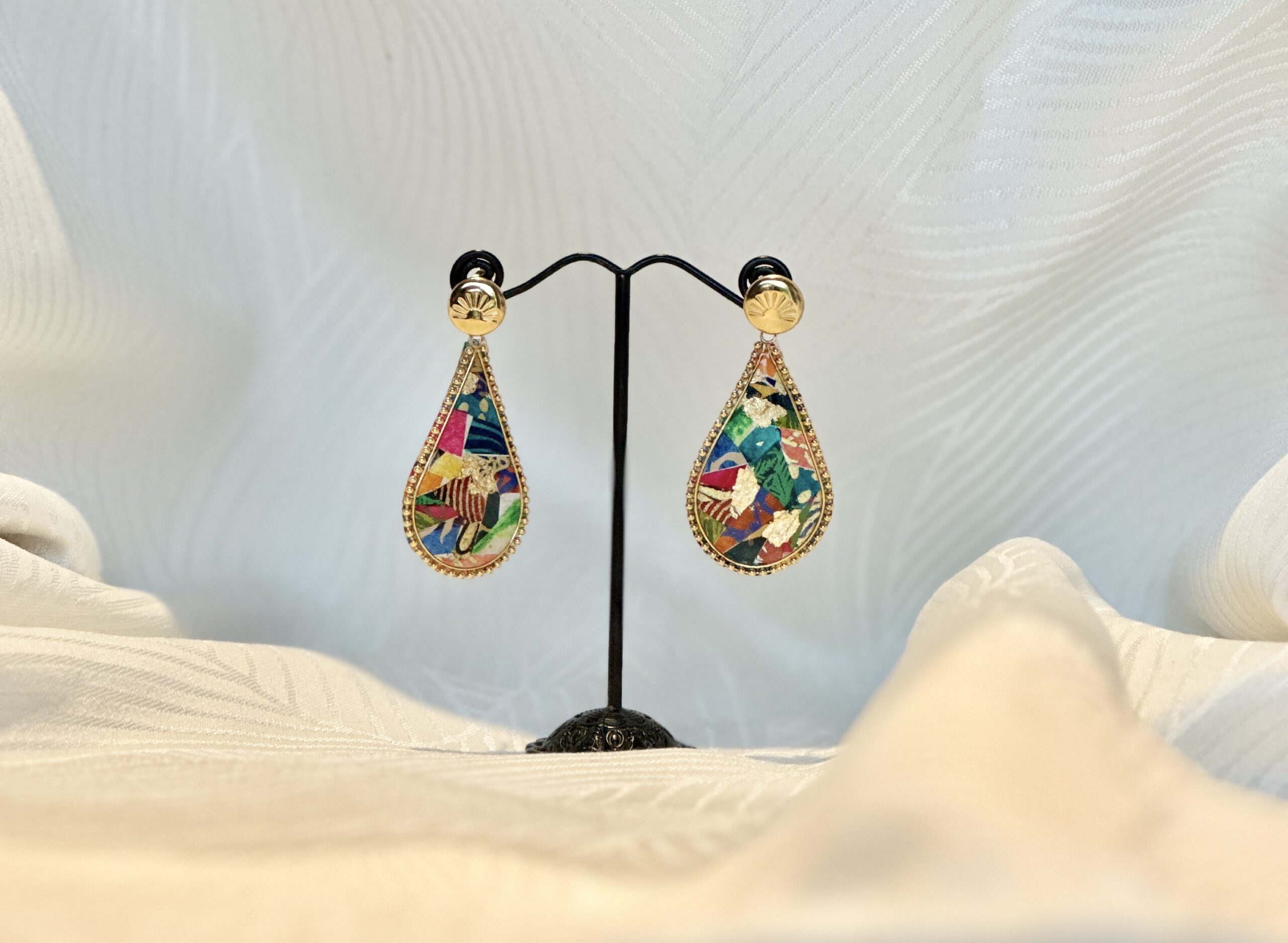 Boucles d'oreilles "goutte" dorées papier Népalais recyclé.