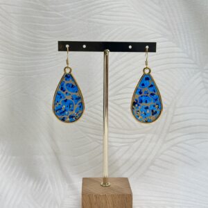 Boucles d'oreilles goutte en acier doré et papier népalais bleu résiné