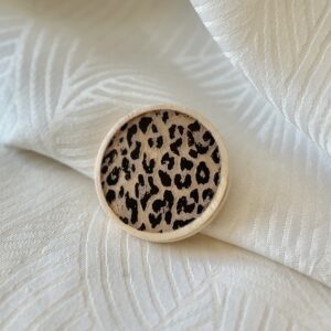 Broche Bois "Léopard beige"