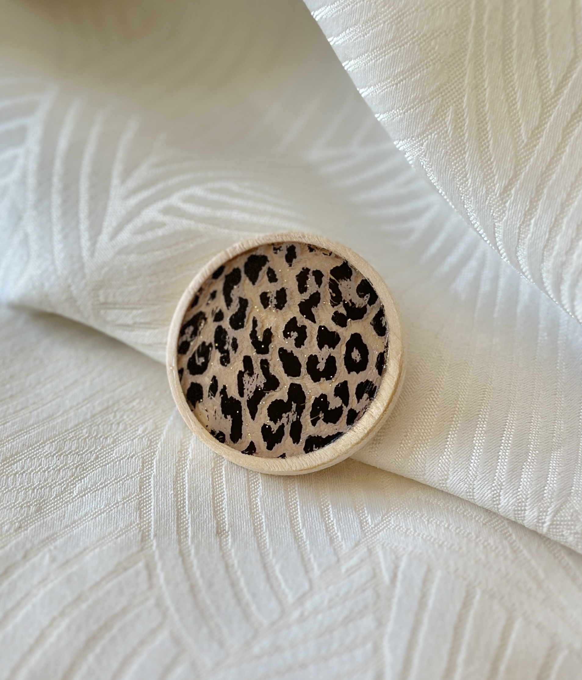 Broche Bois "Léopard beige"