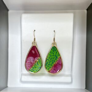 Boucles d'oreilles "goutte"  papier népalais rose fuchsia et vert et acier doré.