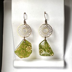 Boucles d'oreilles asymétriques en papier népalais résiné vert et acier doré.