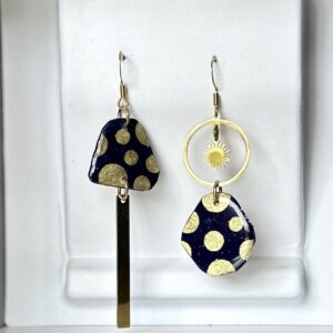 Boucles d'oreilles asymétriques en papier népalais bleu et doré résiné et acier doré