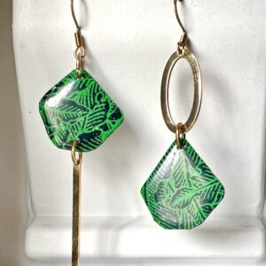 Boucles d'oreilles asymétriques en apier népalais vert résiné et acier doré
