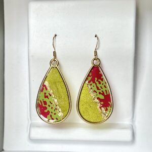 Boucles d'oreilles "goutte" papier népalais vert et rose et acier doré.