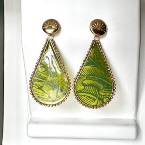 Boucles d'oreilles "Goutte perlée" papier Népalais vert et acier doré.