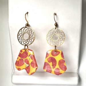 Boucles d'oreilles asymétriques en papier népalais résiné jaune et rose et acier doré.