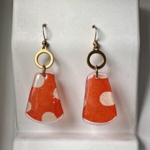 Boucles d’oreilles en papier Népalais résiné Orange & Pois Blancs | Acier inoxydable doré