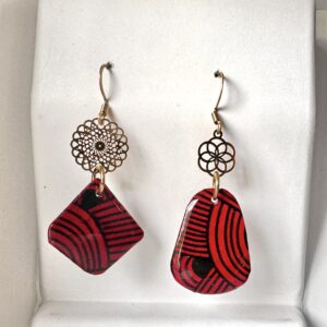 Boucles d’oreilles asymétriques Papier Népalais résiné  Rouge   Acier inox doré