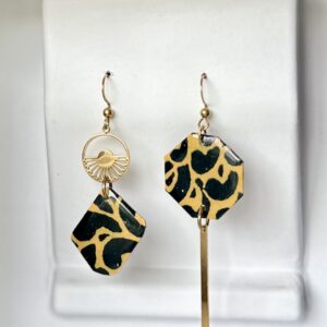 Boucles d’oreilles asymétriques Papier népalais jaune et vert résiné & acier doré