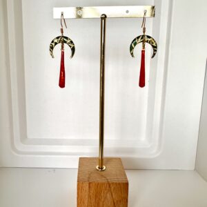 Boucles d’oreilles croissant de lune et tige Acier doré, Papier Népalais & Résine rouge