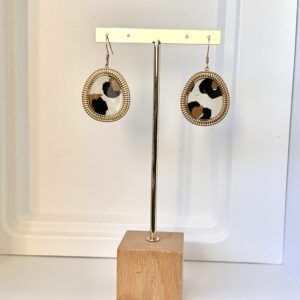 Boucles d’oreilles goutte en acier et papier népalais  léopard blanc dorée