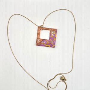 Collier sautoir carré en acier inoxydable doré et papier népalais résiné