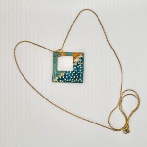 Collier sautoir carré en acier inoxydable doré et papier népalais résiné