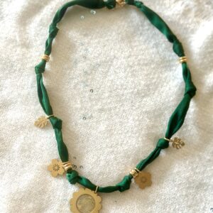 Collier tissu vert émeraude pendentif fleuri acier inox et papier Lokta