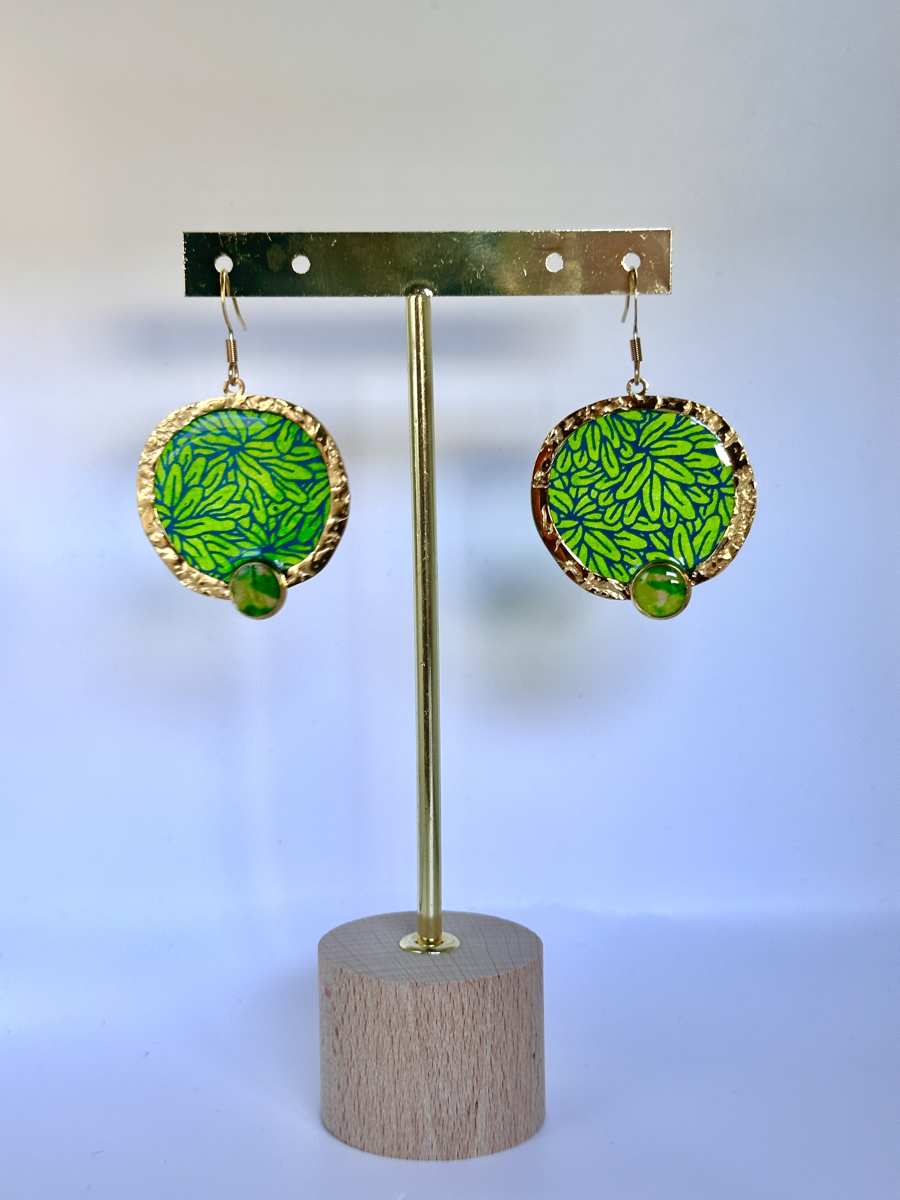 Boucles d'Oreilles pendantes en acier inoxydable doré et papier népalais motif végétal vert