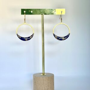 Boucles d’oreilles créoles dorées papier Népalais résine marbrée bleu marine et ivoire
