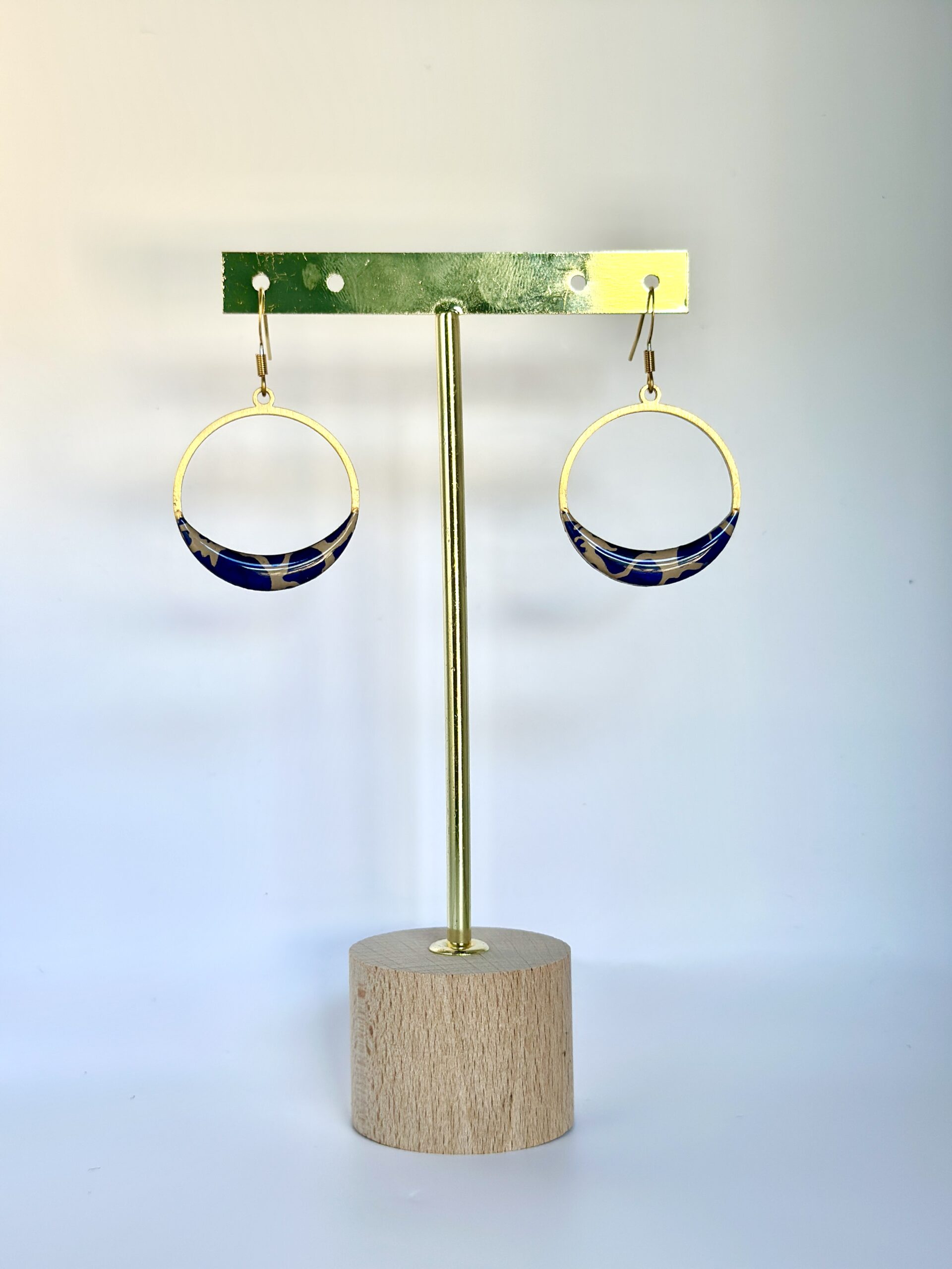 Boucles d’oreilles créoles dorées papier Népalais résine marbrée bleu marine et ivoire