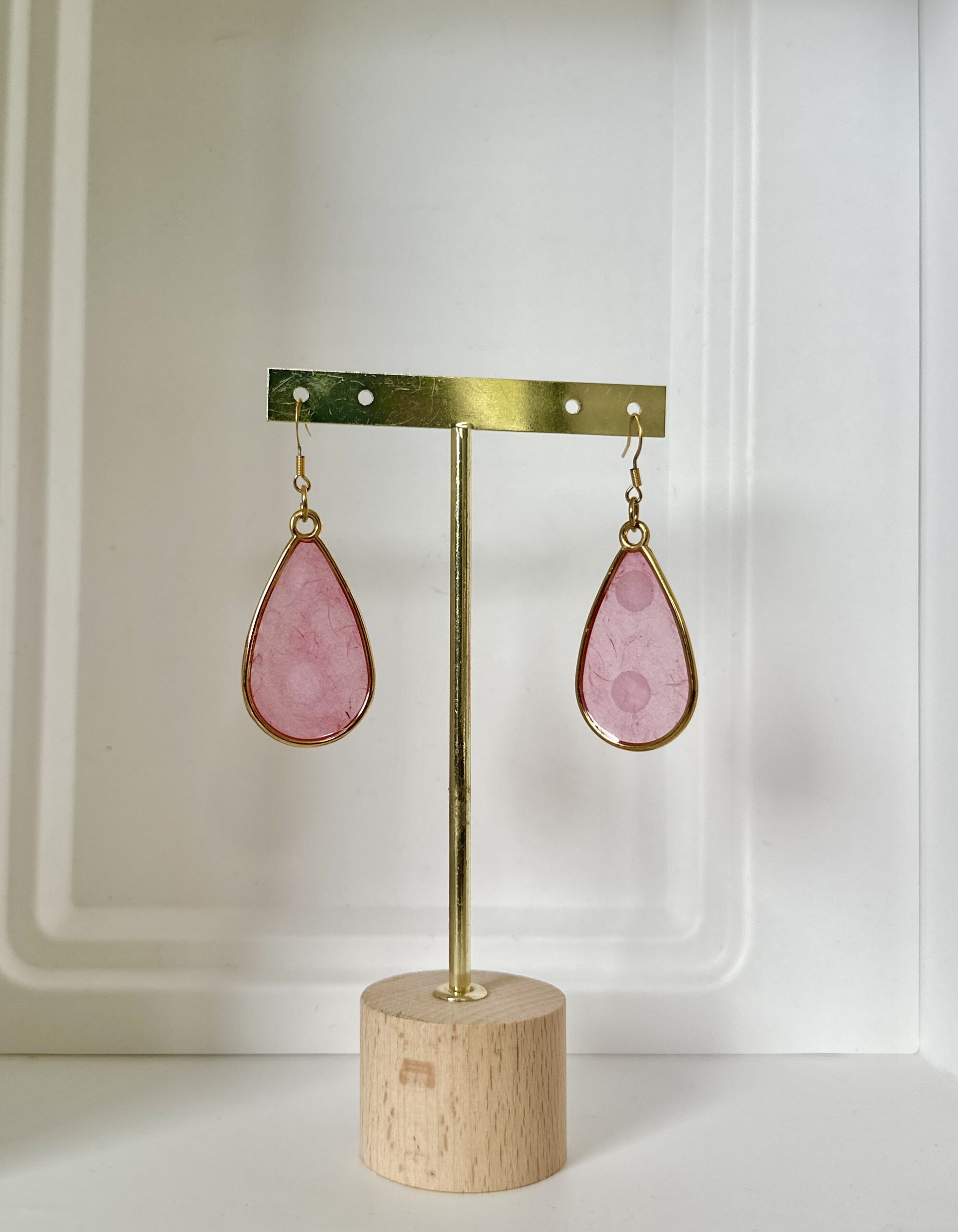 Boucles d'oreilles "goutte" papier népalais rose et acier doré.