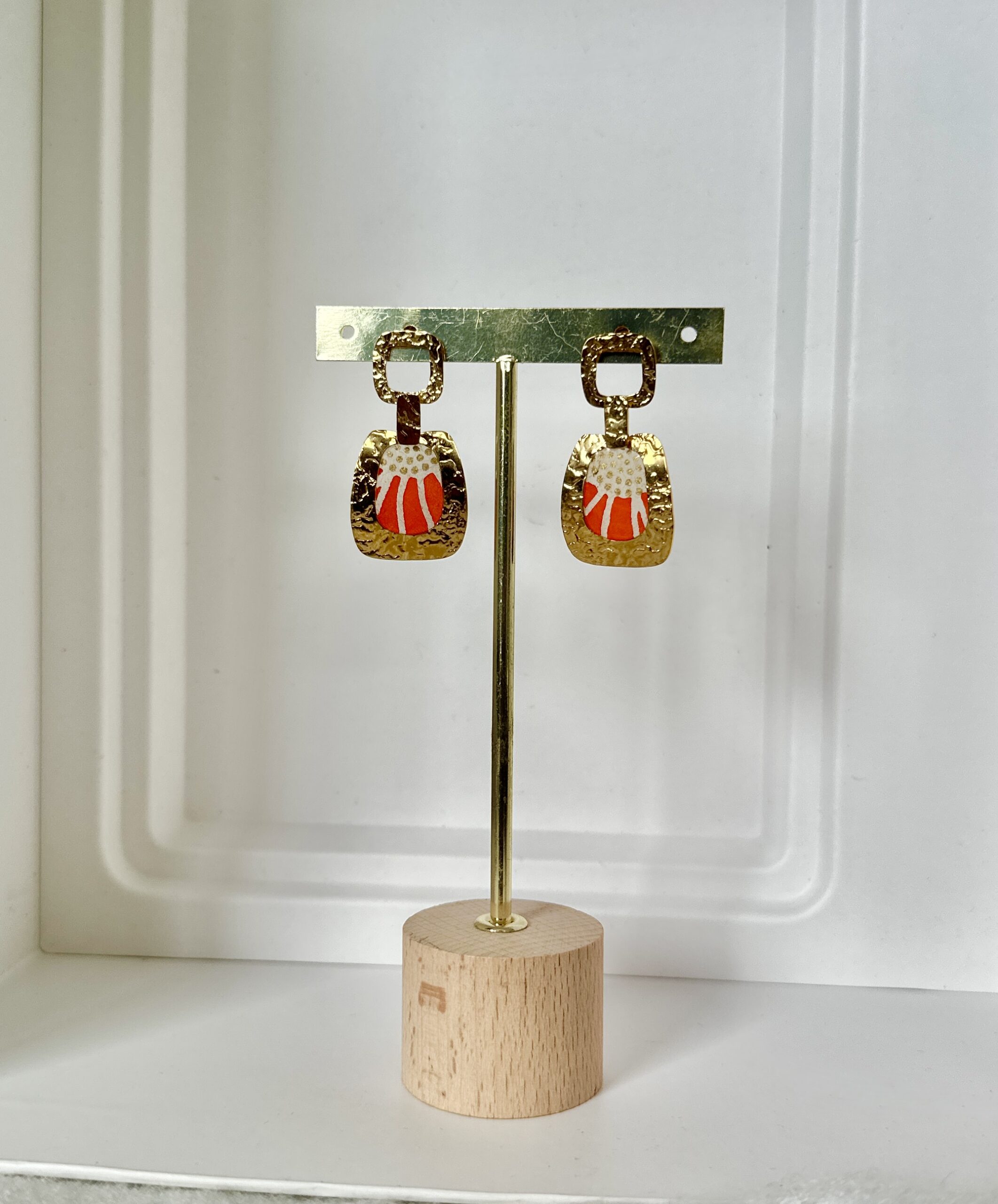 Boucles d’oreilles en papier népalais résiné orange, Blanc et Doré