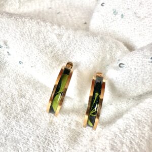 boucle d'oreilles Créoles fines en papier népalais résiné Vert et Doré