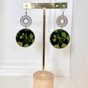 Boucles d’oreilles florales en papier népalais résiné  Vert et Argenté