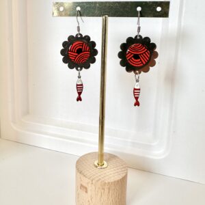 Boucles d’oreilles graphiques en papier népalais résiné Rouge et Noir, pampille Poisson