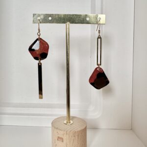 Boucles d’oreilles asymétriques en papier népalais résiné  Terracotta, Noir et Doré